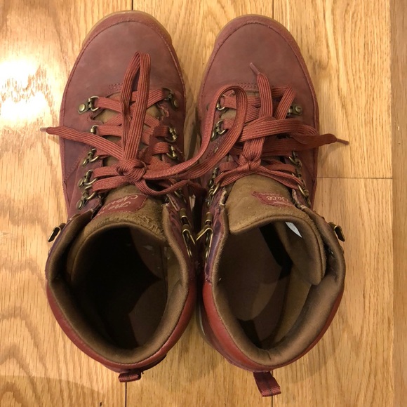 Waterproof Insulated NorthFace Boots in Burgundy